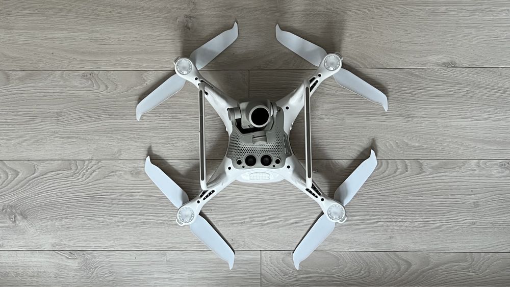 Vând drona DJ-i Phantom 4 pro cu multiple accesorii și rucsac DJ-i