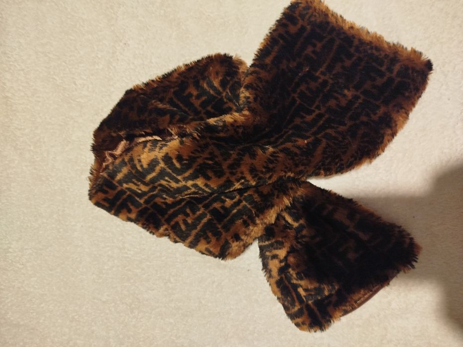 Шал Фенди в цвят черно и кафяво