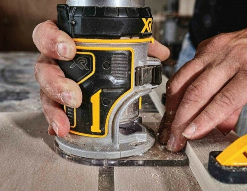 Акумулаторна оберфреза Dewalt DCW604N