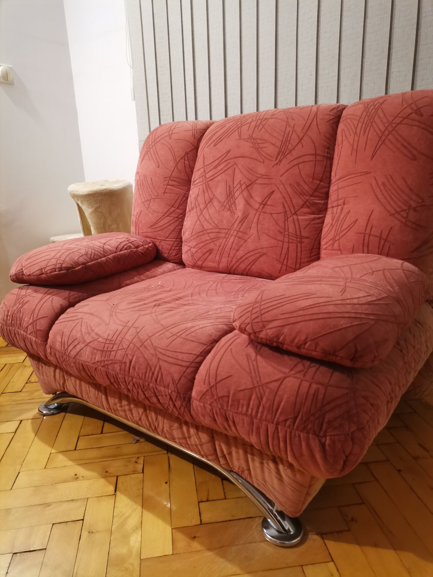 Продавам диван, фотьойл  и табуретка(комплект)