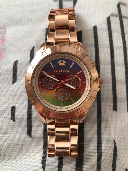 Часы брэндовые золотистого цвета