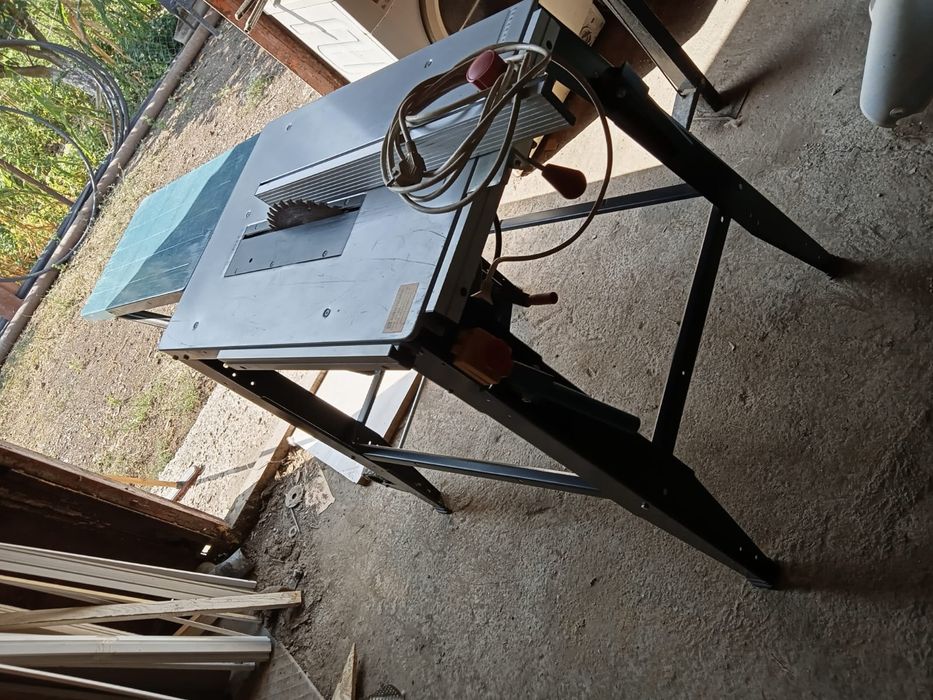 Circular Erbauer cu banc de lucru .