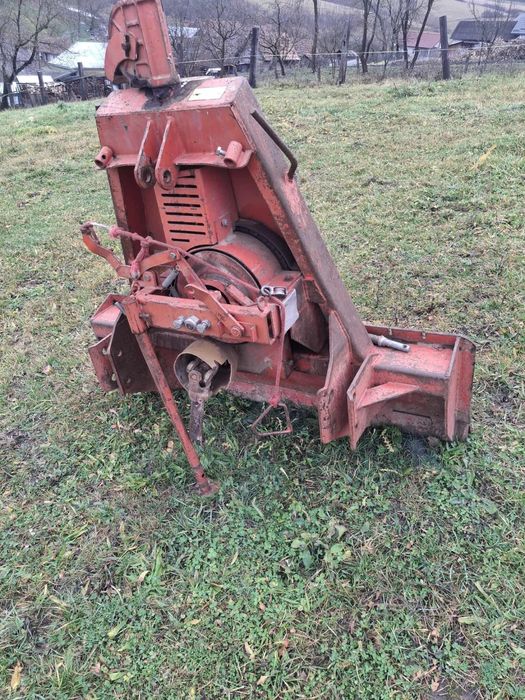 Vand troliu si un căruț dupa tractor