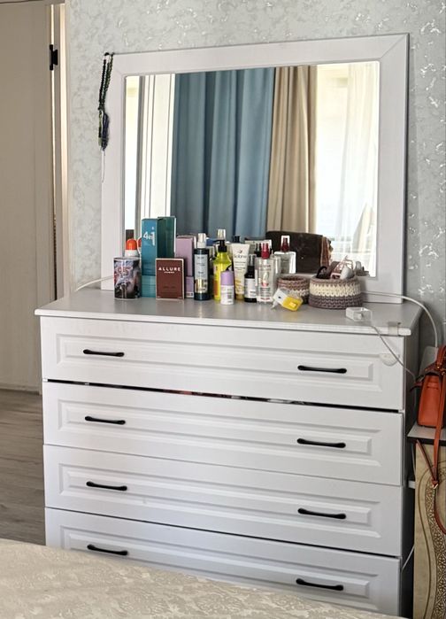 Продам комод с зеркалом