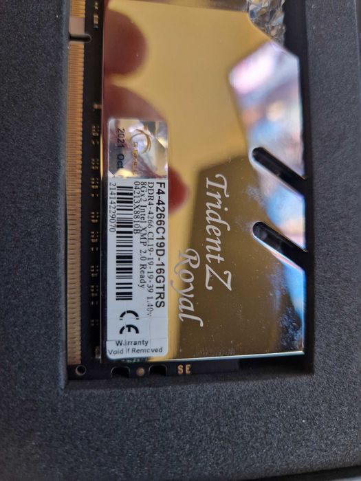 Memorie RAM Trident Z Royal
DDR4-4266 CL19-19-19-39 1.40V
16GB (2x8GB)
