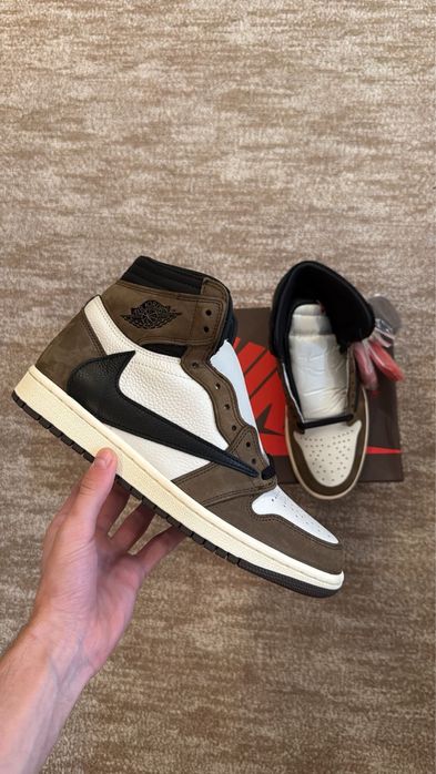 Jordan 1 Travis Scott