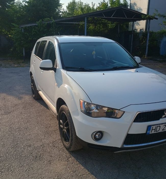Vând  Mitsubishi Outlander 4x4  2013