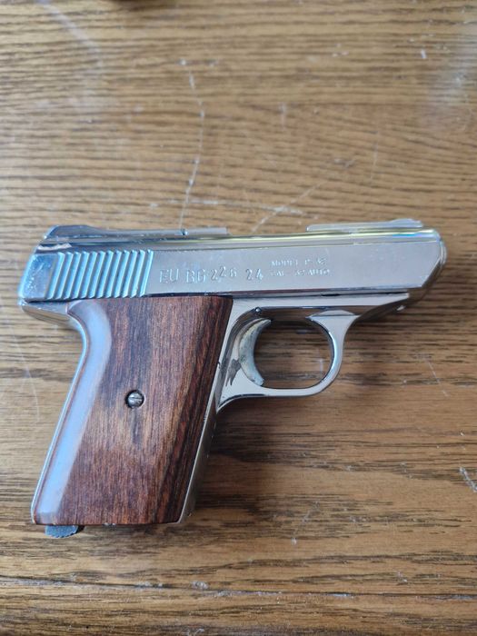 Боен пистолет Davis p32 7.65mm дезактивиран с протокол от служба КОС.