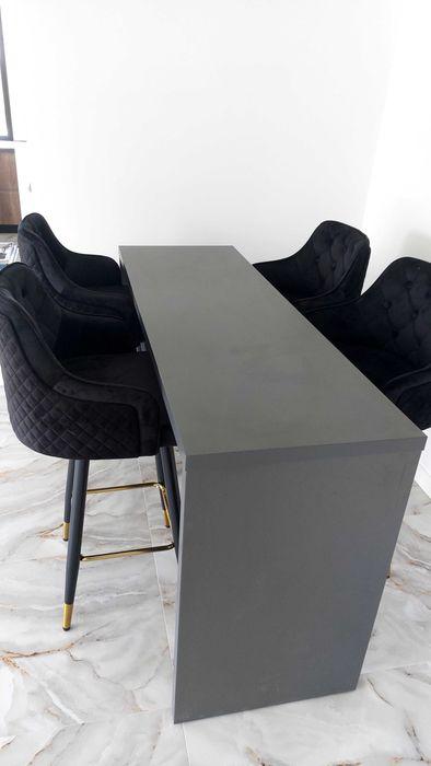 Vand masa cu scaune de bar