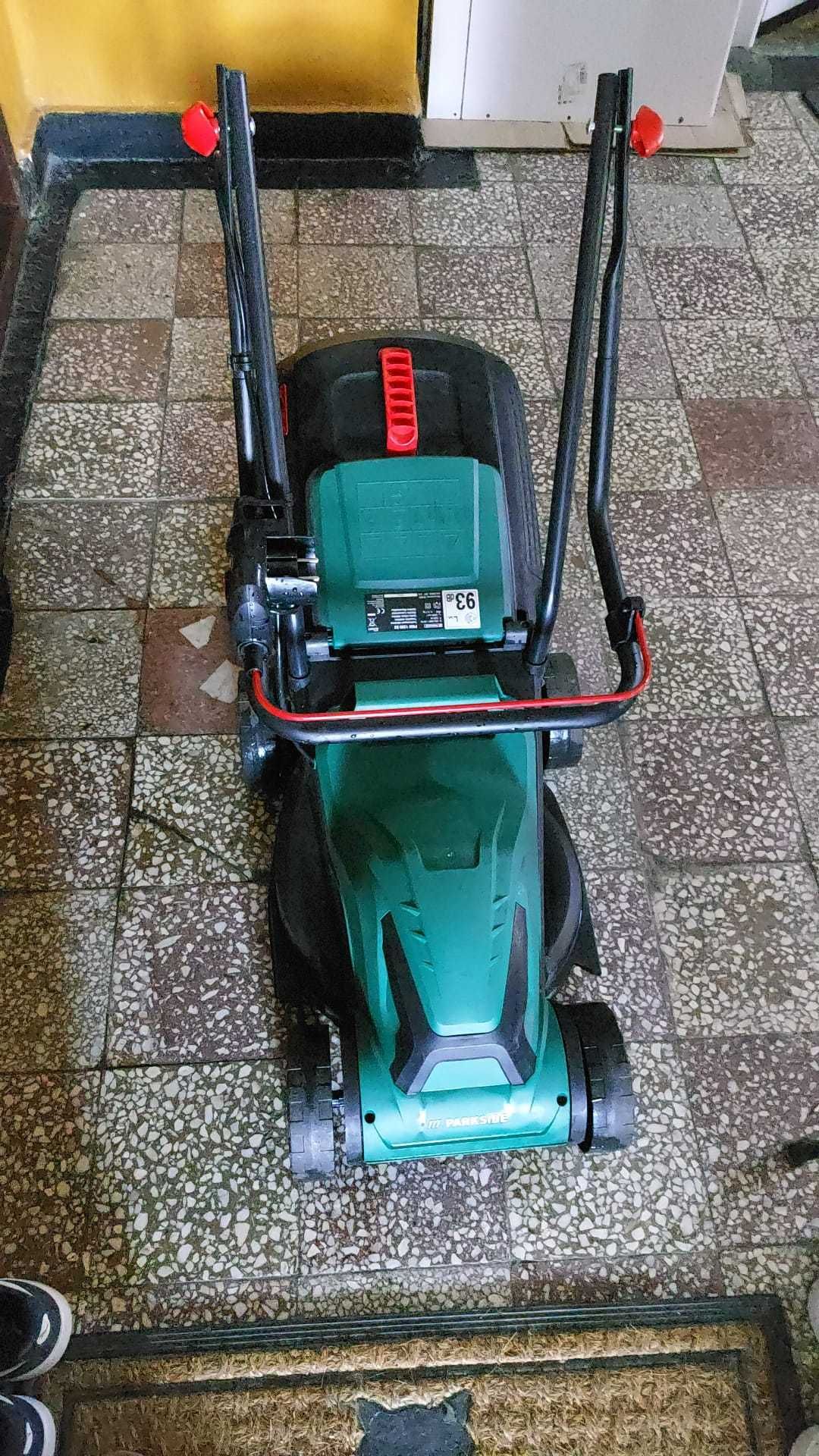 Vând Mașină electrică de tuns iarba Parkside 1200.