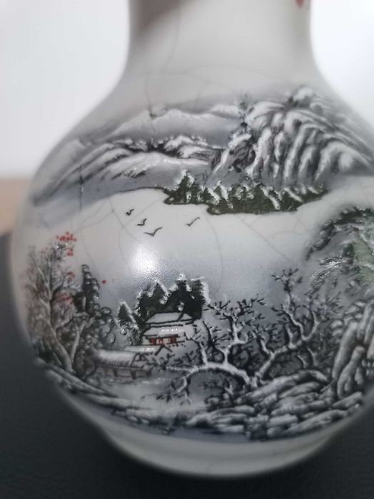 Китайска порцеланова ваза с пукаща глазура с ръчно рисувана