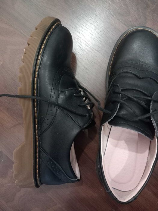 Vand pantofi cu siret/ bocanci tip Dr Martens,  38