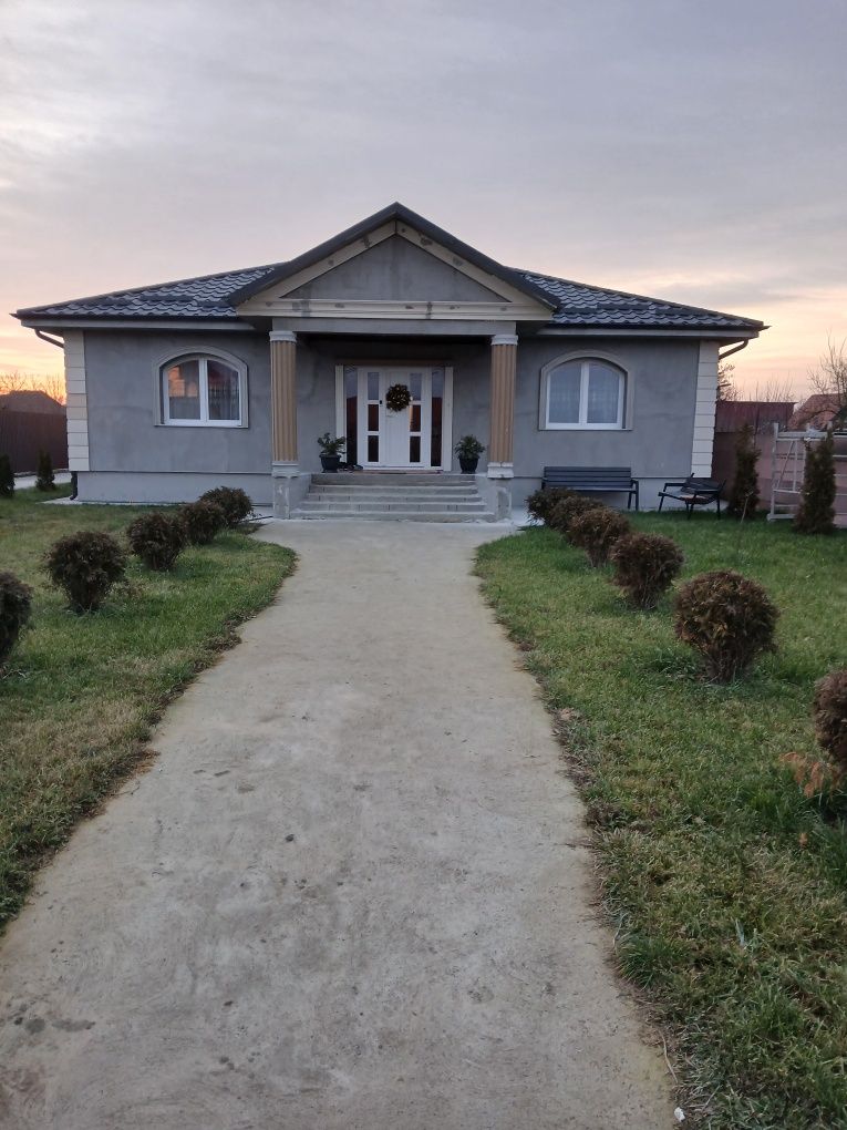 Vand  schimb Casa moderna  15 ari ap 2 cameri  plus diferența