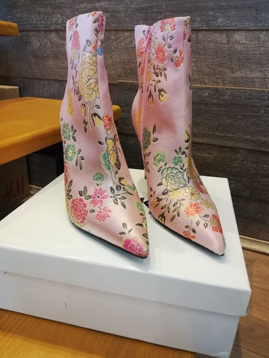 Botine roz, din satin cu flori brodate