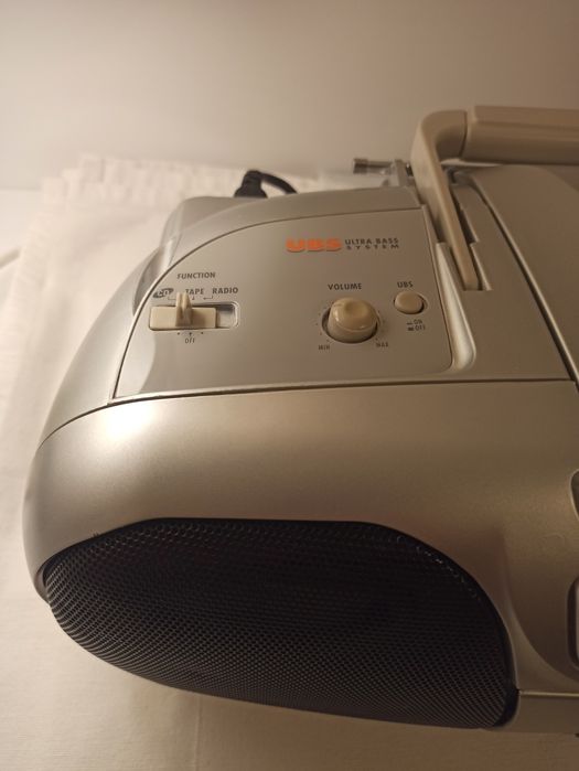 Grundig - Casetofon auto stop, CD, Radio FM și AM