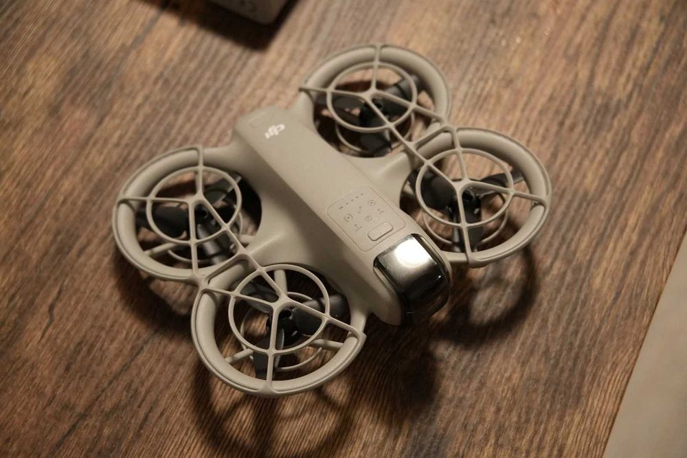 Vand drona DJI Neo – Fly More Combo