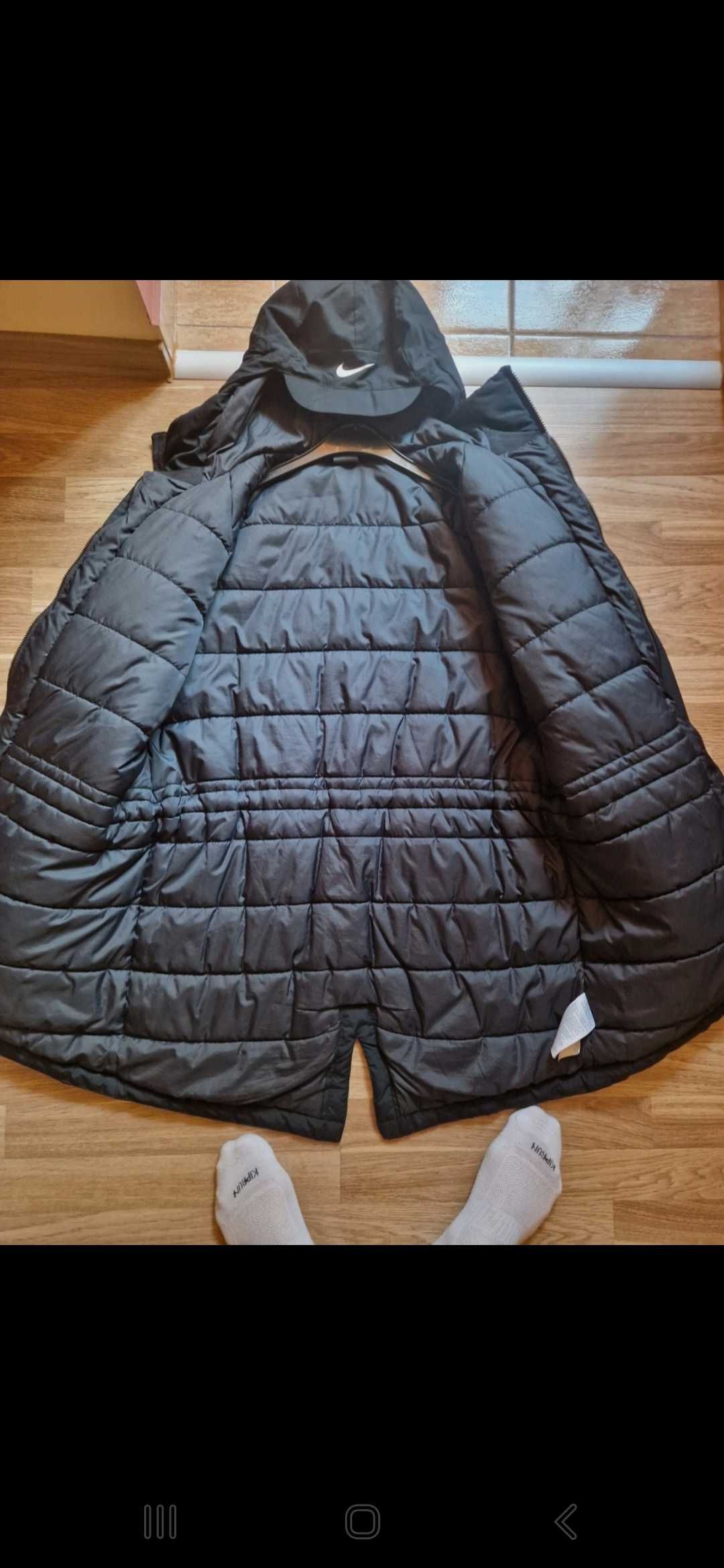 Vând geaca nike parka