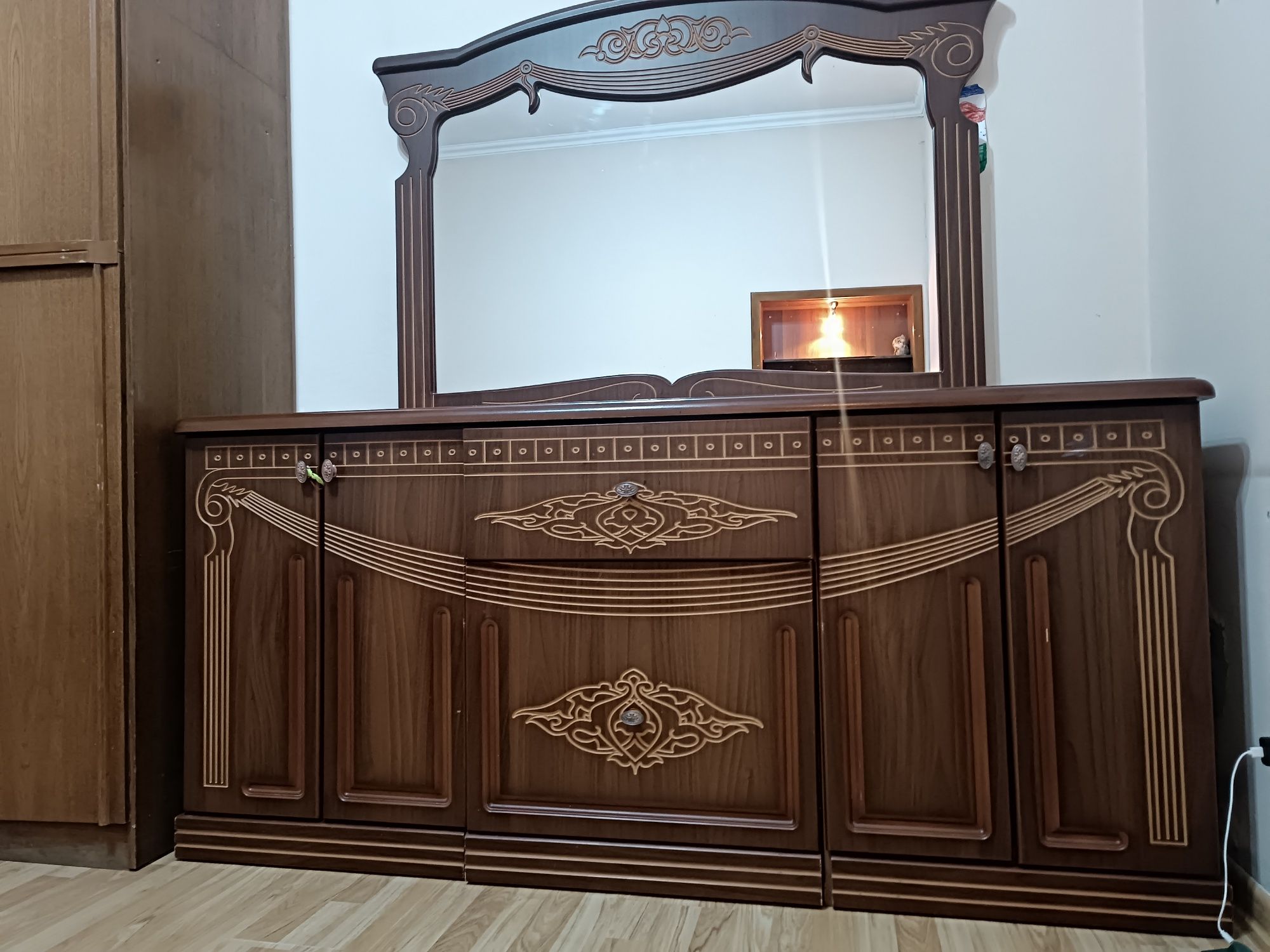 Кровать, трюмо, комод и 2 тумбочки в отличном состоянии