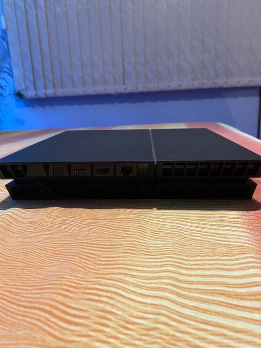 Продавам PS4 FAT 500GB с джойстик+ 7 игри за които се доплаща