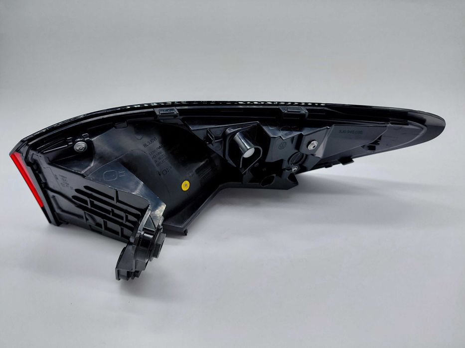 3J0945095L Нов Ляв Стоп VW Passat B9