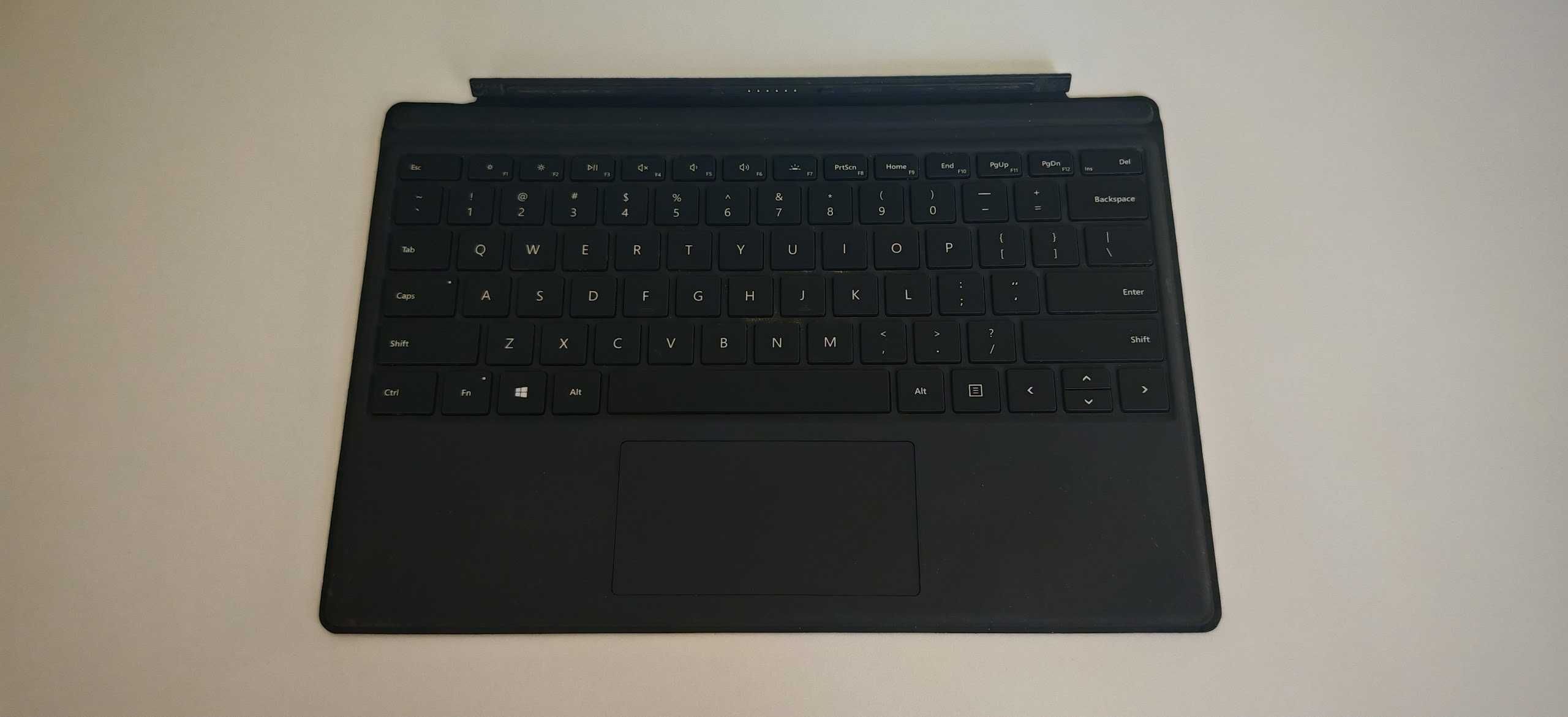 Продавам 2&1 Microsoft Surface I7 8650U up 4.2/16Gb/512Gb/Нова Батерия