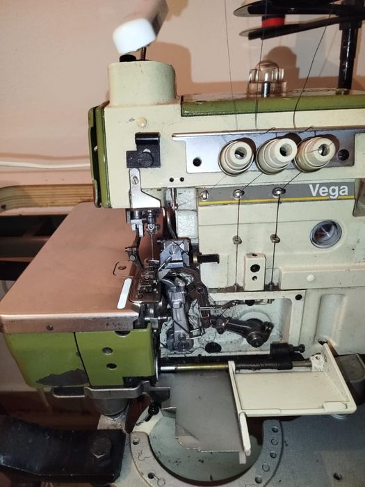 Vând mașină de cusut profesională