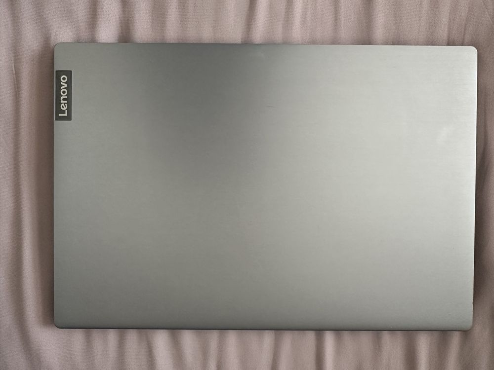 Малко използван Lenovo лаптоп с Windows 11 Pro