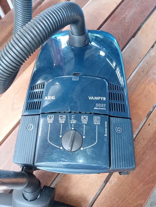 НЕМСКА прахосмукачка AEG 1600w