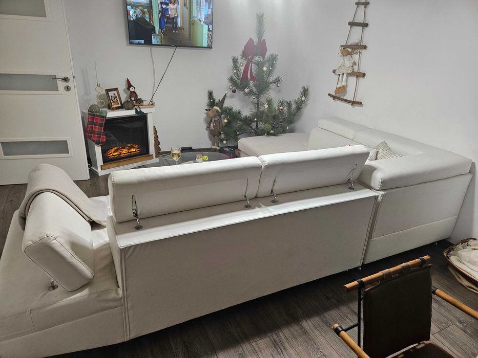 Диван от бяла еко кожа