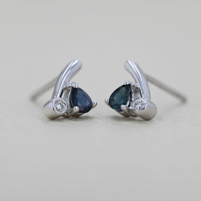 Cercei din aur alb 14k cu safire si diamante cod 8508