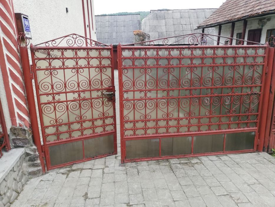 Poartă și portiță intrare curte.