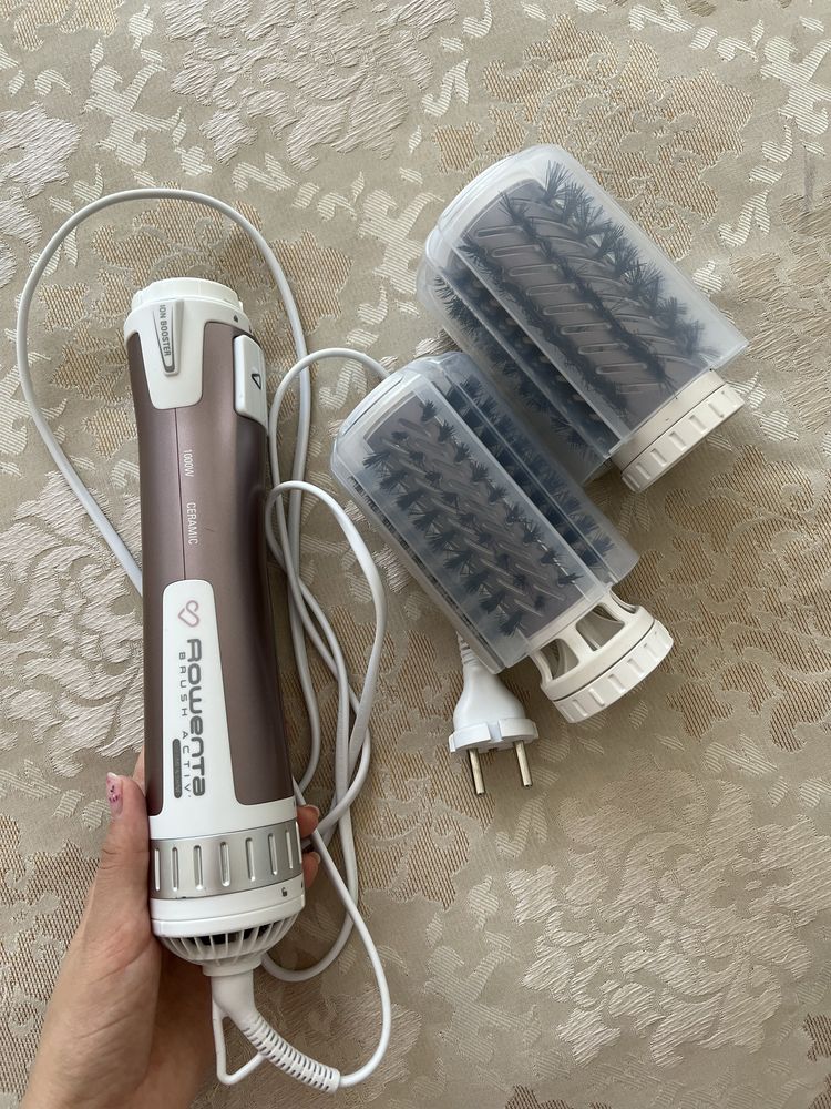 Продам фен-щетку ROWENTA
