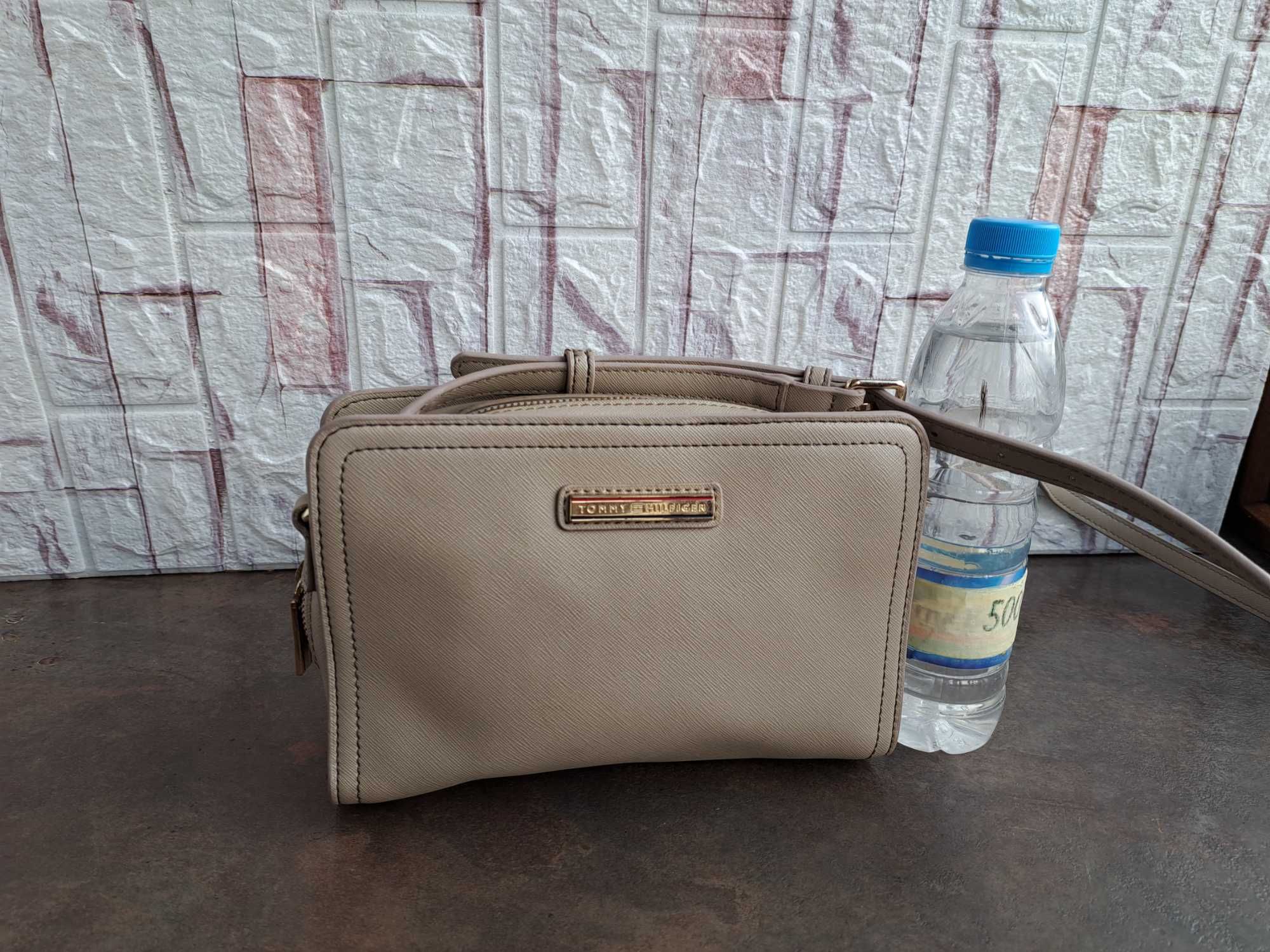 дамска чанта,Tommy Hilfiger бежова малка чантичка