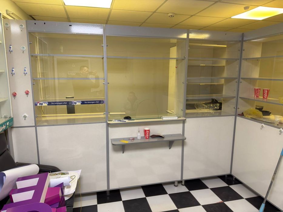 Витрина для аптеки и прочее