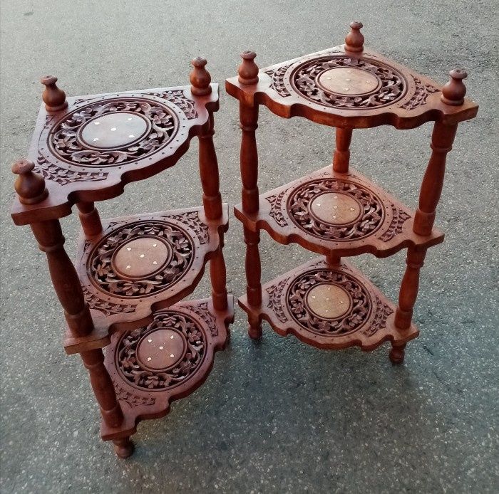 Superb set de 2 colțare etajere din lemn de trandafir sculptate integr