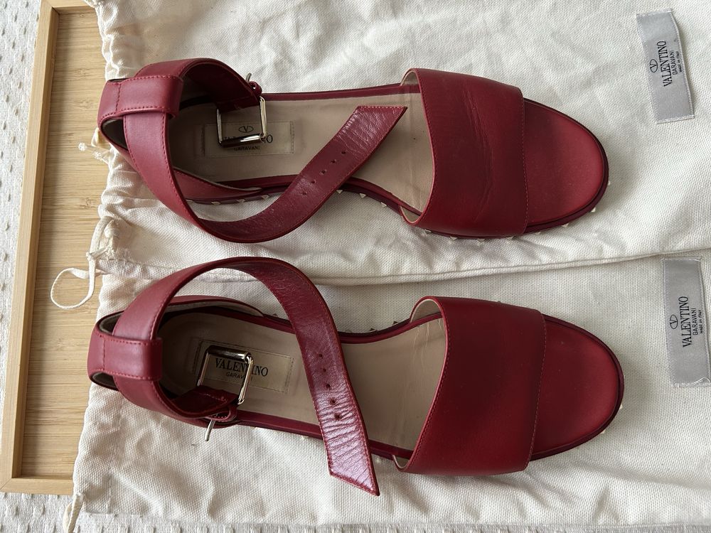 Valentino Garavani rockstud червени сандали 38ми размер