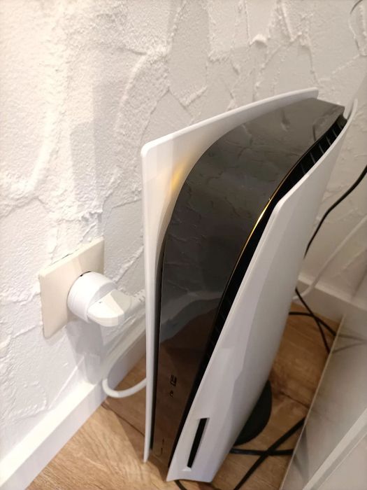 Playstation 5 продам, наушник и диски есть