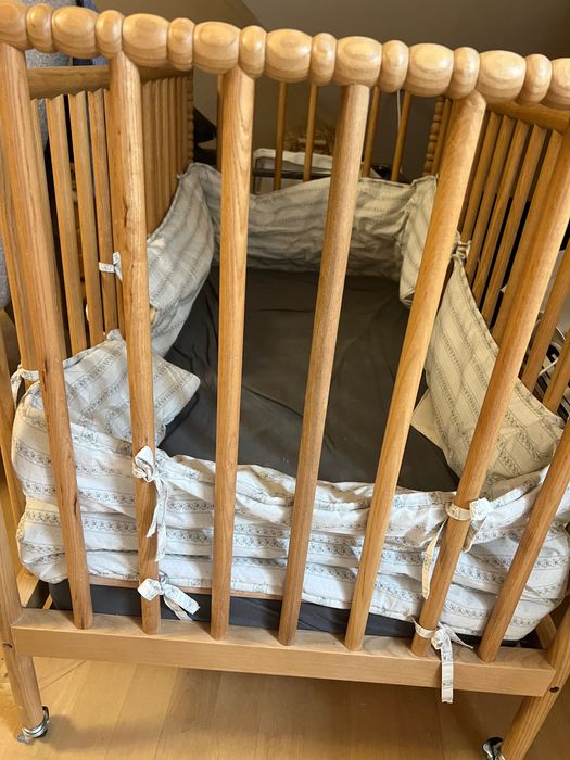 Продавам бебешко дървено легло с матрак от Зара Хоум