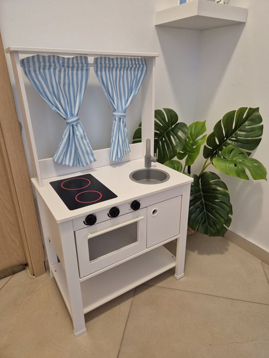 Bucătărie de jucărie din lemn, stil nordic, stare excelentă
De