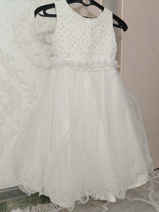 Белое бальное пышное платье