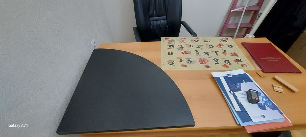 Офис оборудване- 4 бюра, маса + 6 стола