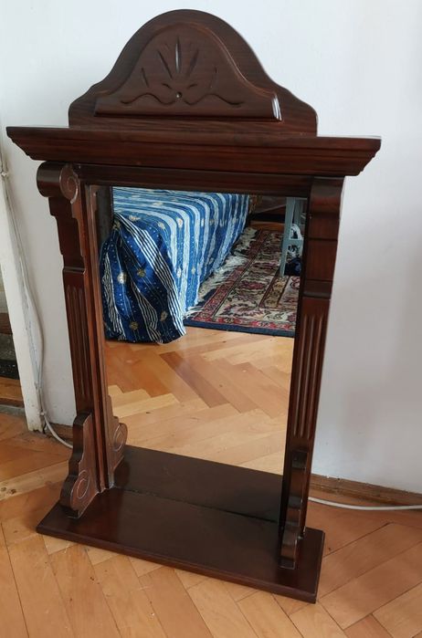 Oglinda cu rama de lemn masiv