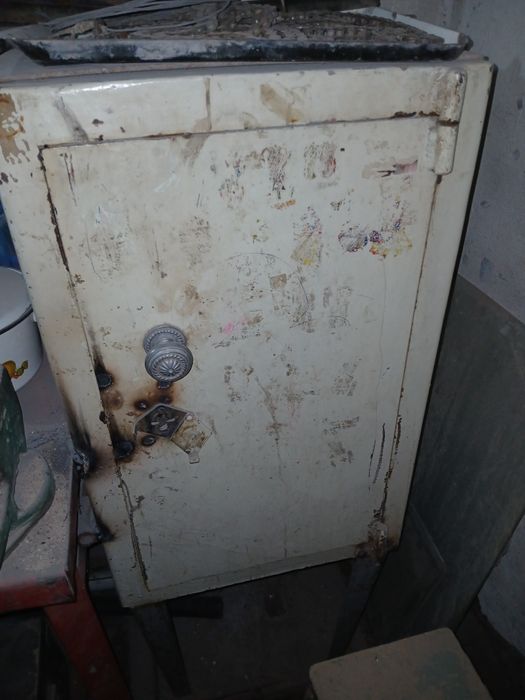 Сейф Металический на ножках.