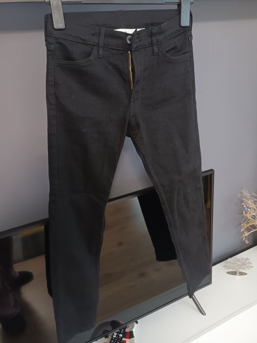 Blugi H&M Slim Fit cu talie ajustabilă.