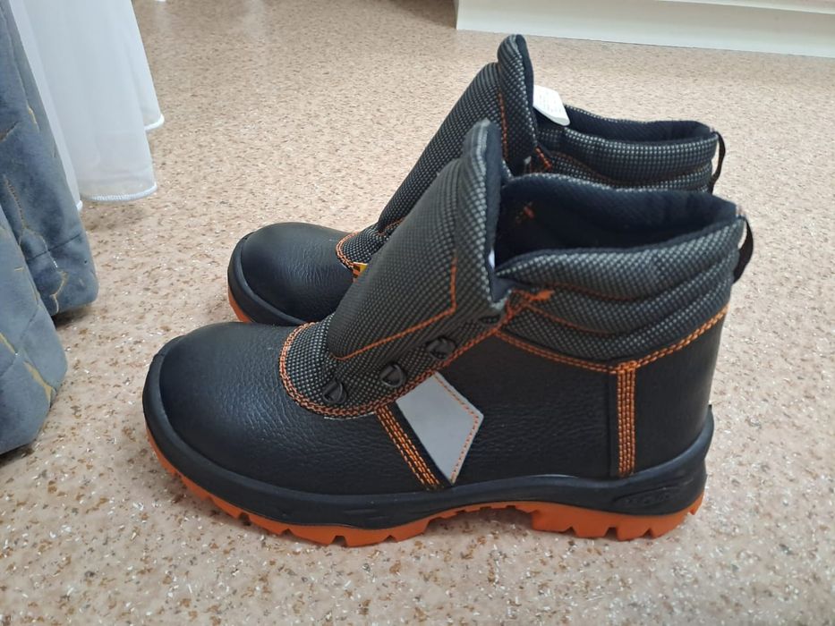 Продается 2 шт Прочные ботинки с антискользящей подошвой, размер 41