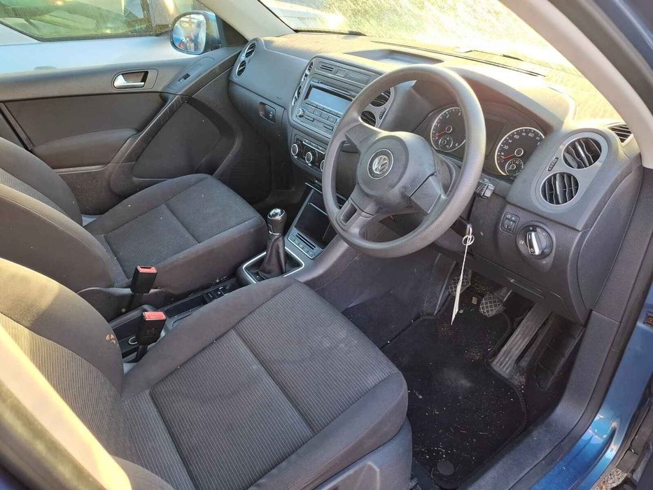Far Dreapta Volkswagen Tiguan 2014 SUV Albastru
