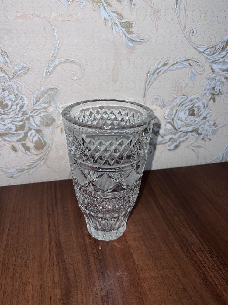 Продам хрустальную вазу для цветов