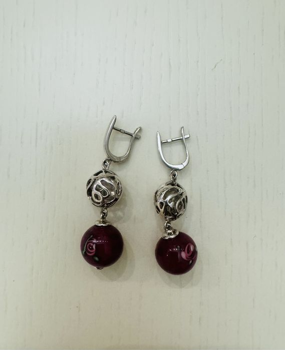 Серебряные серьги с декоративным бордовым шаром