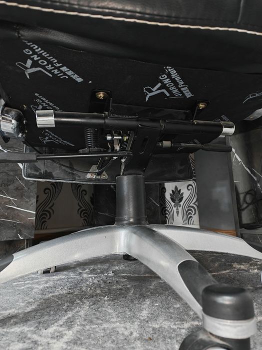 Кресло кожаный продаётся дёшево