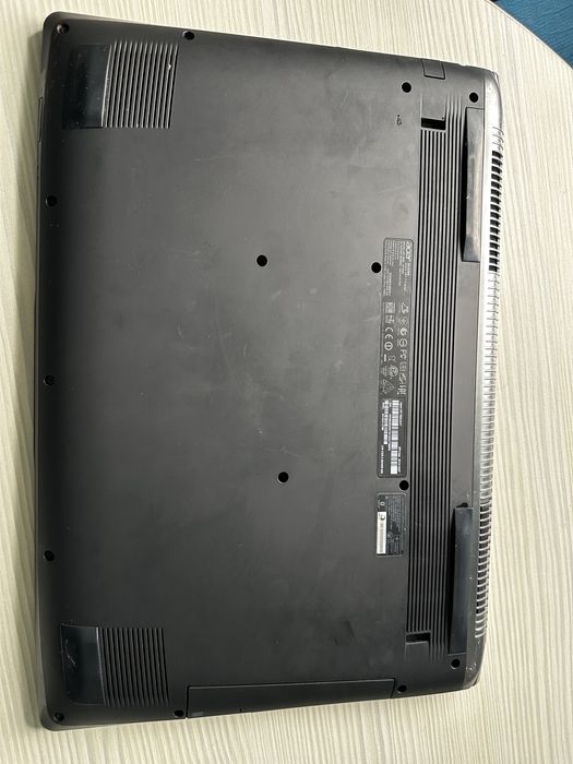Acer Nitro 17 - Intel i5 6300HQ - Nvidia 945 2Gb dedicat - SSD240+HDD